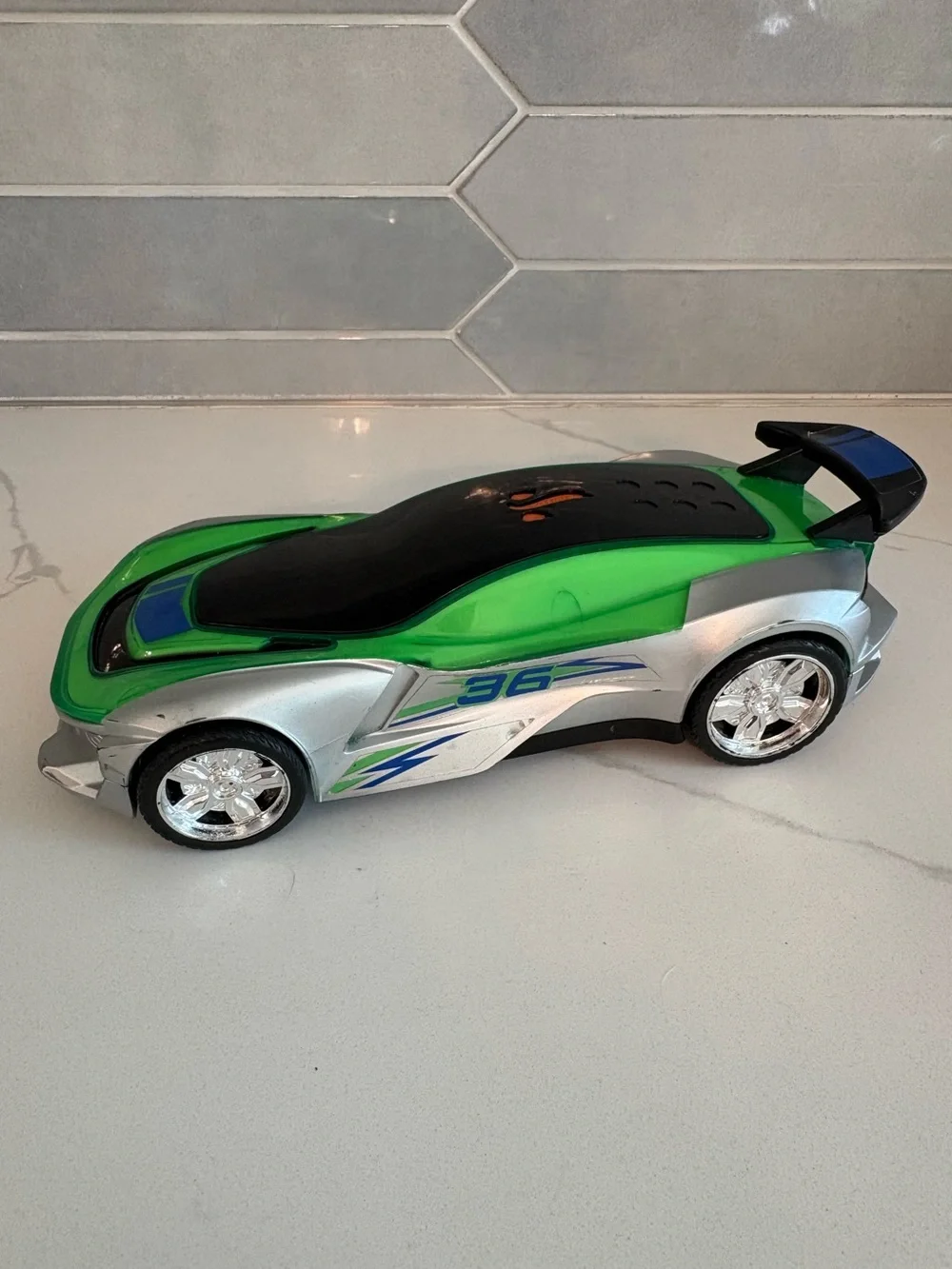 Hot Wheels Color Crashers Gazella R Light & Sound Toy Car